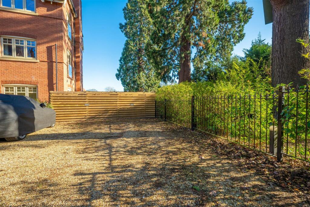Additional property image - Stratford Road, Henley-in-arden, B95 6AE