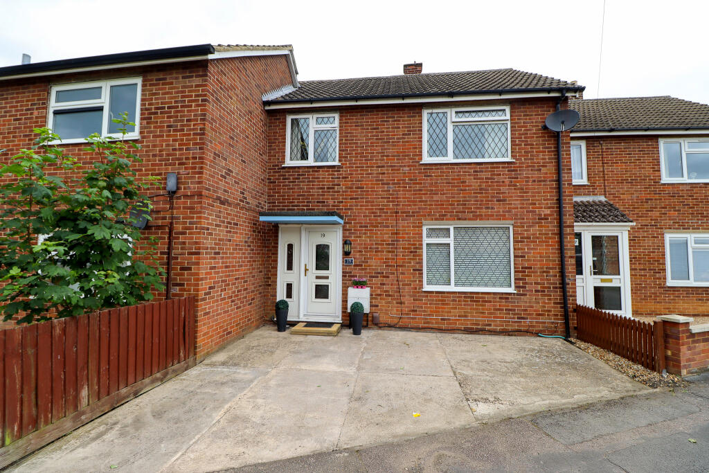 3 bedroom terraced house for sale in Sandfields Road, St. Neots., PE19