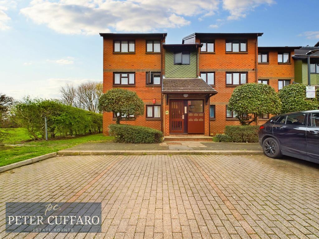 2 bedroom flat for sale in Maltby Drive, Enfield, EN1