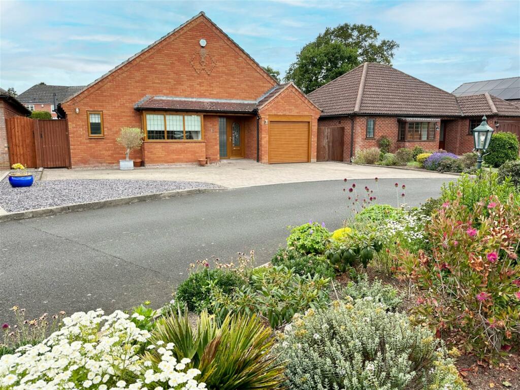 3 bedroom detached bungalow for sale in Shawhurst Gardens, Hollywood