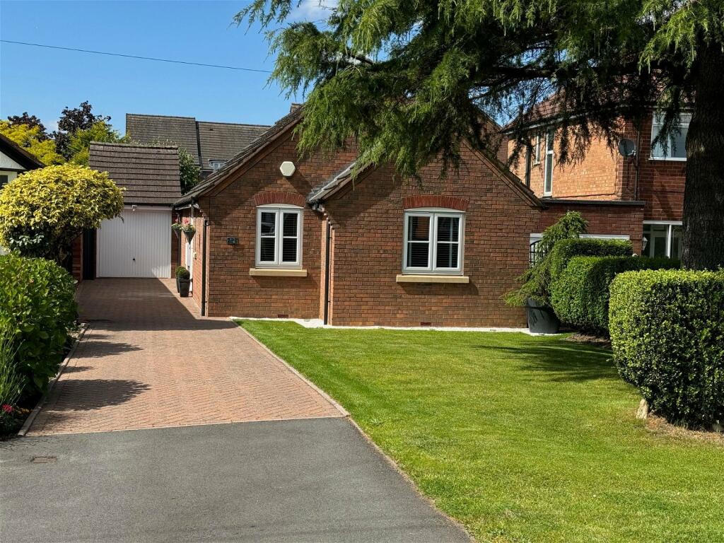 3 bedroom detached bungalow for sale in Truemans Heath Lane, Hollywood