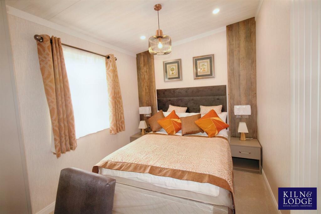 2 bedroom bungalow for sale in Thames Retreat, StainesUponThames, TW18