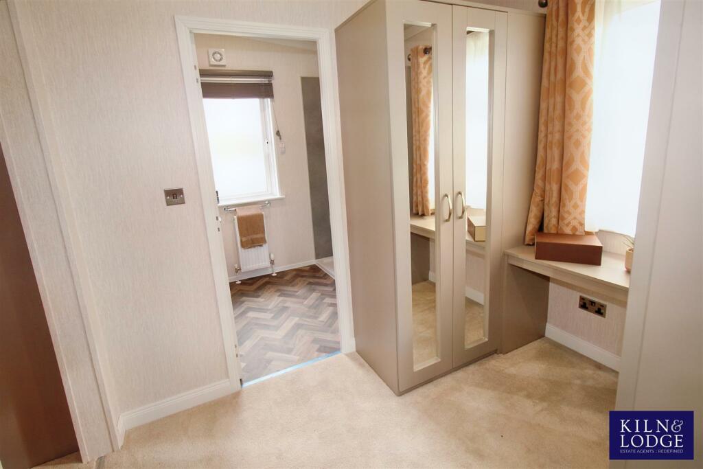 2 bedroom bungalow for sale in Thames Retreat, StainesUponThames, TW18