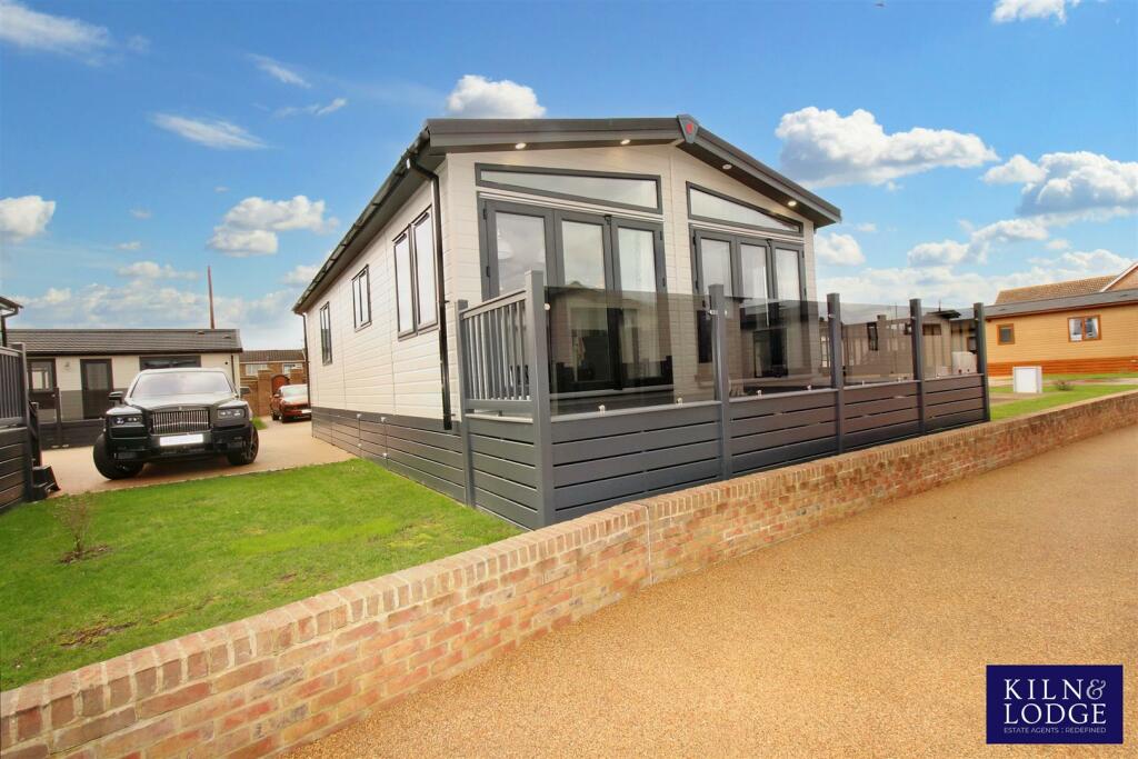 2 bedroom bungalow for sale in Thames Retreat, StainesUponThames, TW18