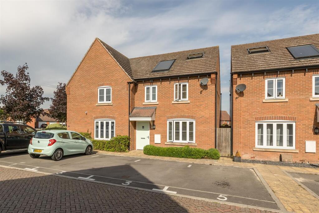 Main image of property: Dan Read Parade, Didcot