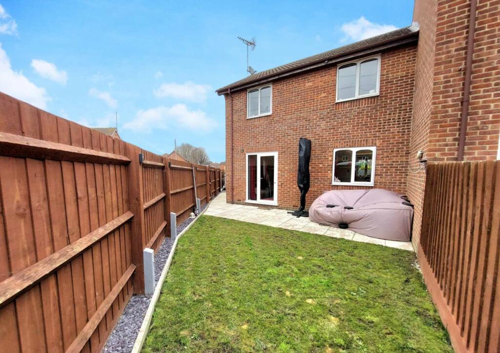 2 bedroom end of terrace house for sale in Todd Close, Aylesbury, HP21
