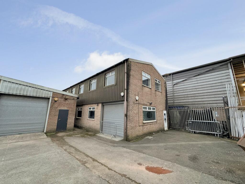 Light industrial facility to lease in Unit D8 Rudford Industrial Estate