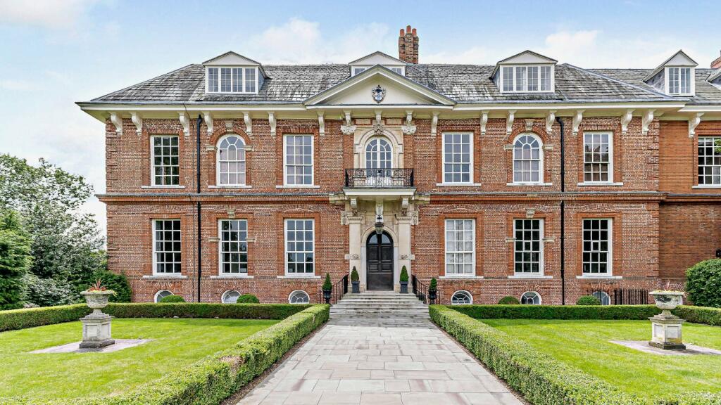 2 bedroom flat for sale in The Mansion, Balls Park, Hertford, SG13