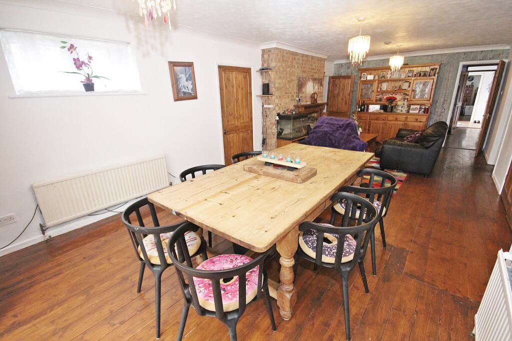 4 bedroom bungalow for sale in Ampthill Road, Flitwick, MK45