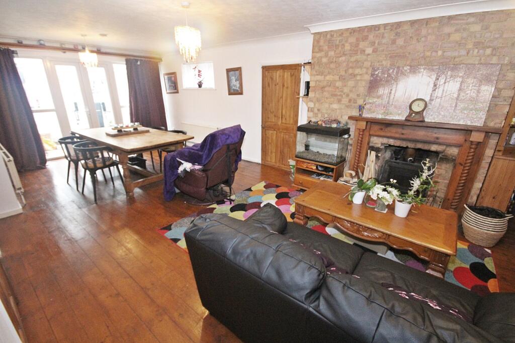 4 bedroom bungalow for sale in Ampthill Road, Flitwick, MK45