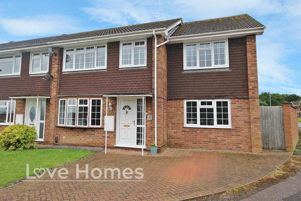4 bedroom end of terrace house for sale in Rosebay Close, Flitwick, MK45
