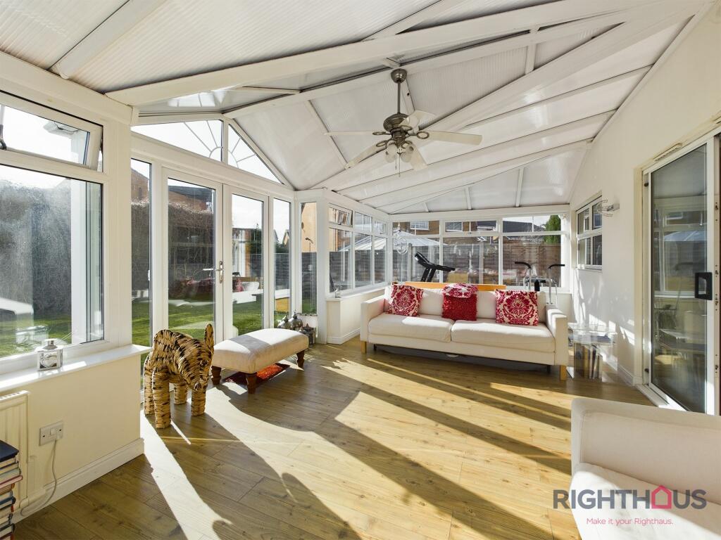 5 bedroom detached house for sale in Crestwood Close, Bradford, BD5