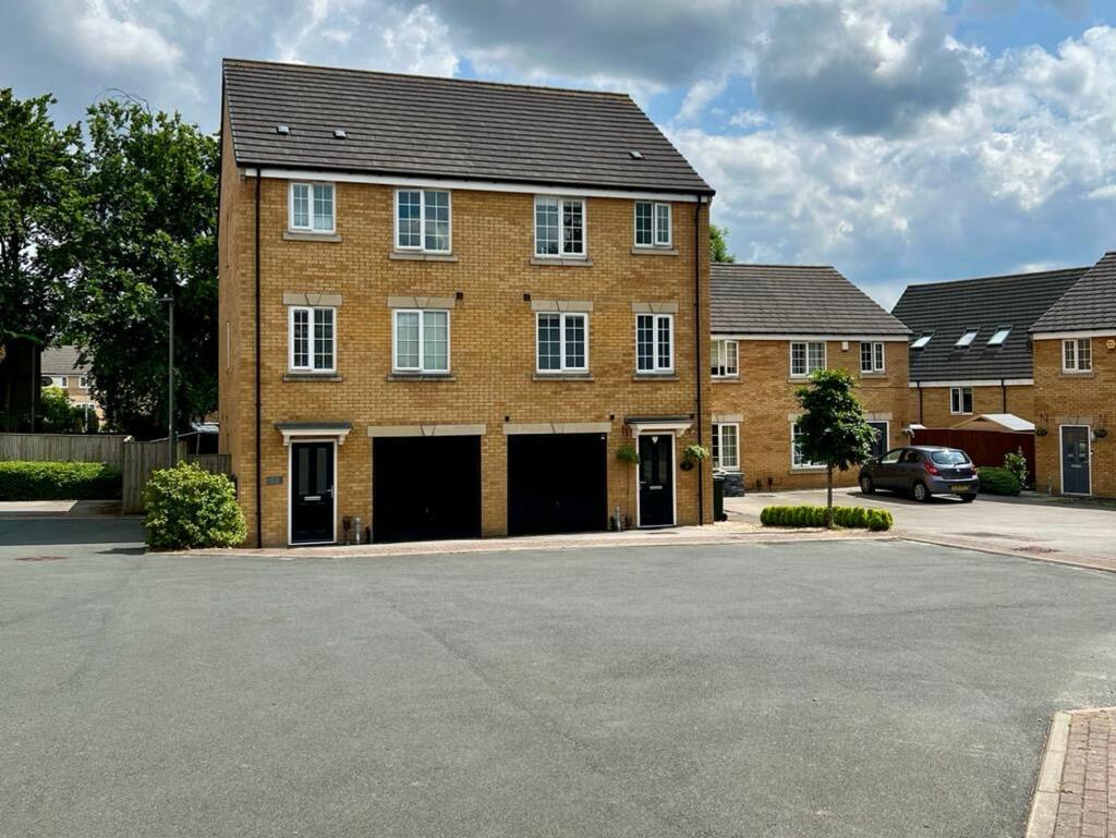 5 bedroom semidetached house for sale in Newhall Gardens, Bradford, BD5