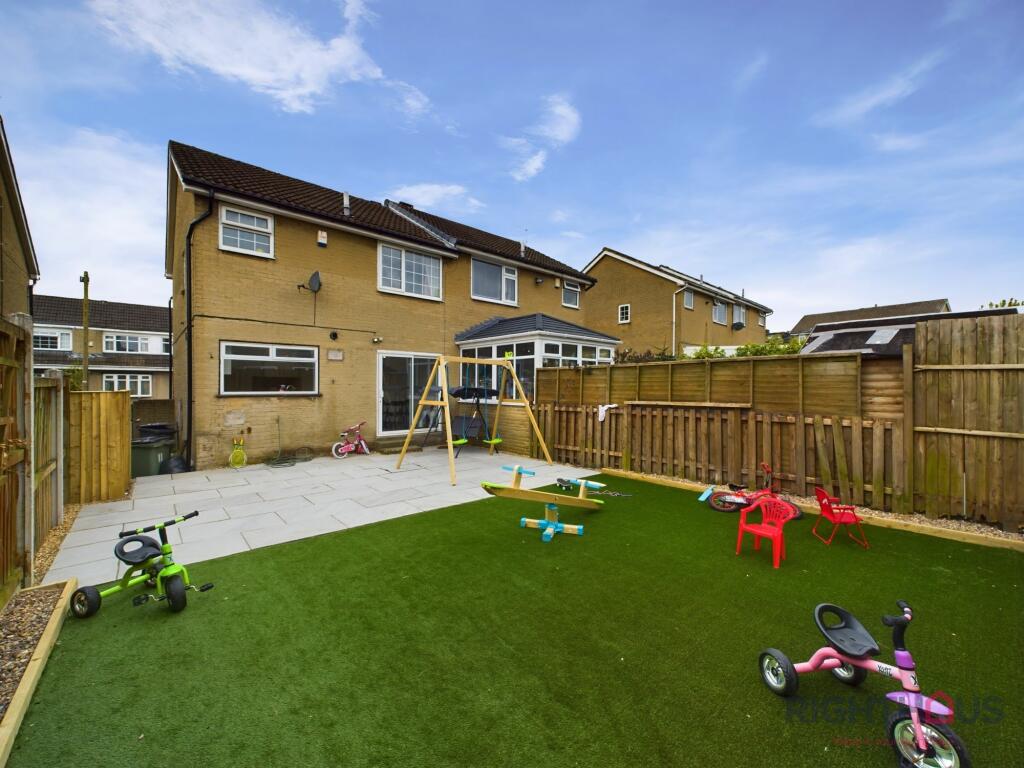 3 bedroom semidetached house for sale in Oakroyd Road, Bradford, BD6