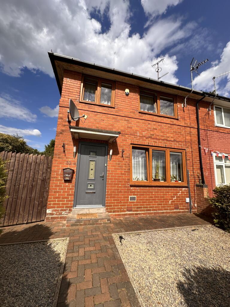 3 bedroom semidetached house for rent in Moresdale Lane, LEEDS, LS14