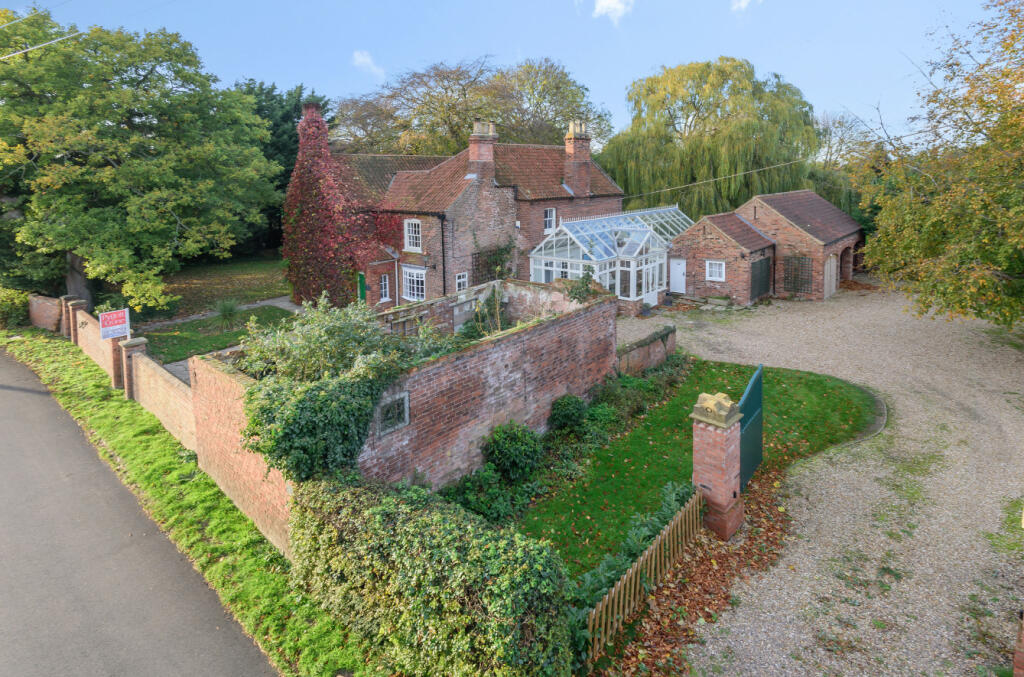4 bedroom detached house for sale in Howe Lane, Goxhill, DN19