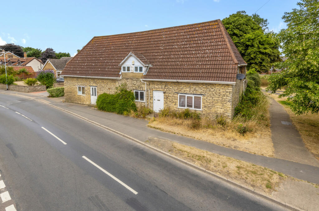 4 bedroom detached house for sale in Cliff Road, Welton, LN2