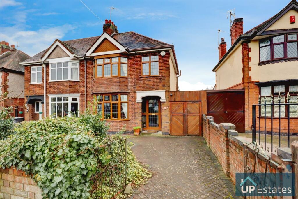 3 bedroom semidetached house for sale in Newdigate Road, Bedworth, CV12