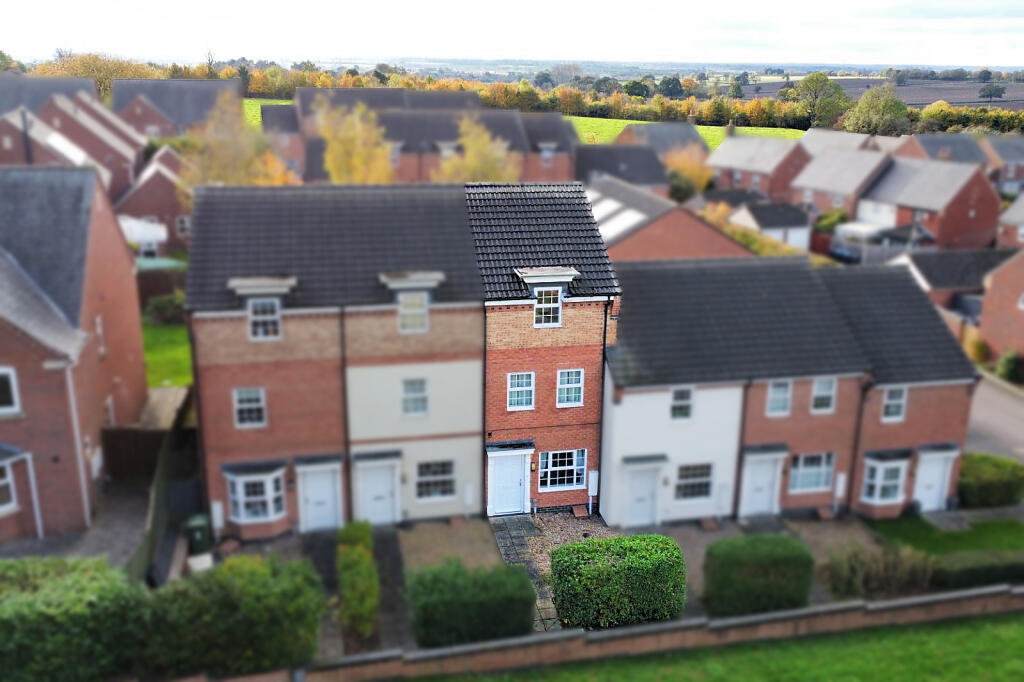 3 bedroom town house for sale in Foxglove Way, Oadby, LE2