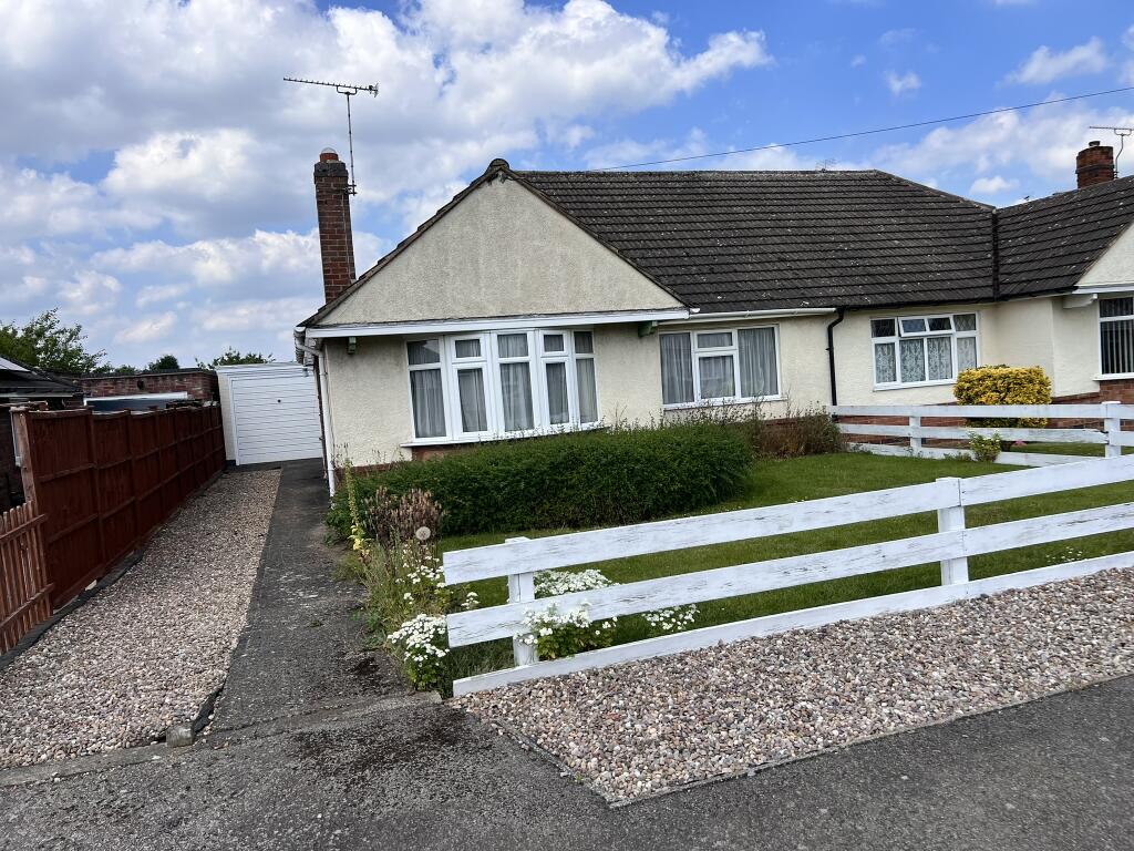 2 bedroom semidetached bungalow for sale in Foxhunter Drive, Oadby, LE2