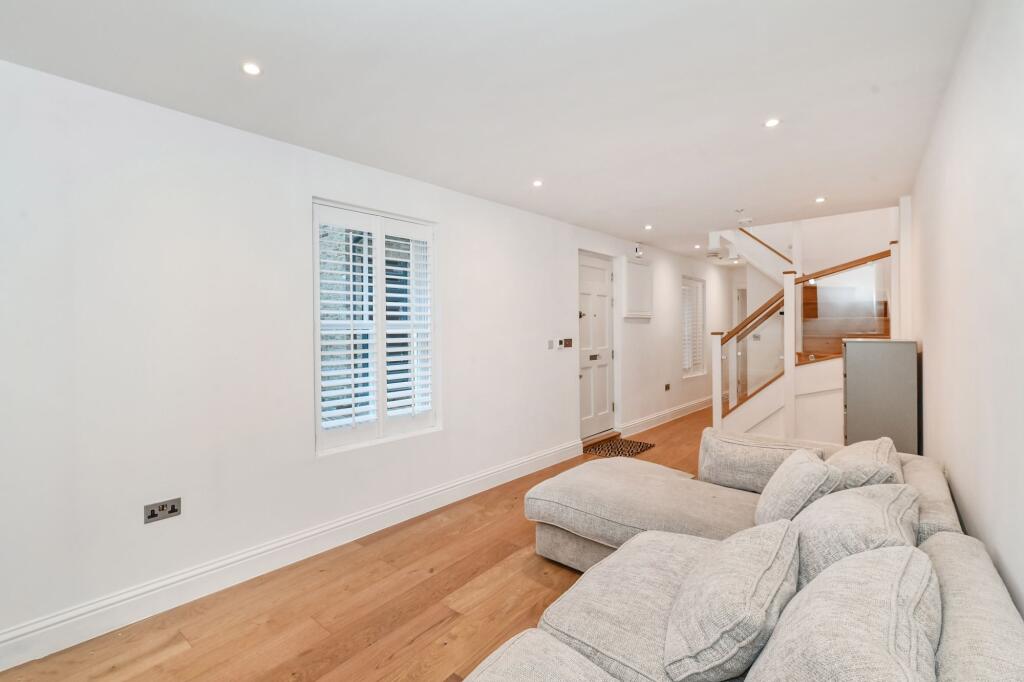 Main image of property: Moscow Road, London, W2