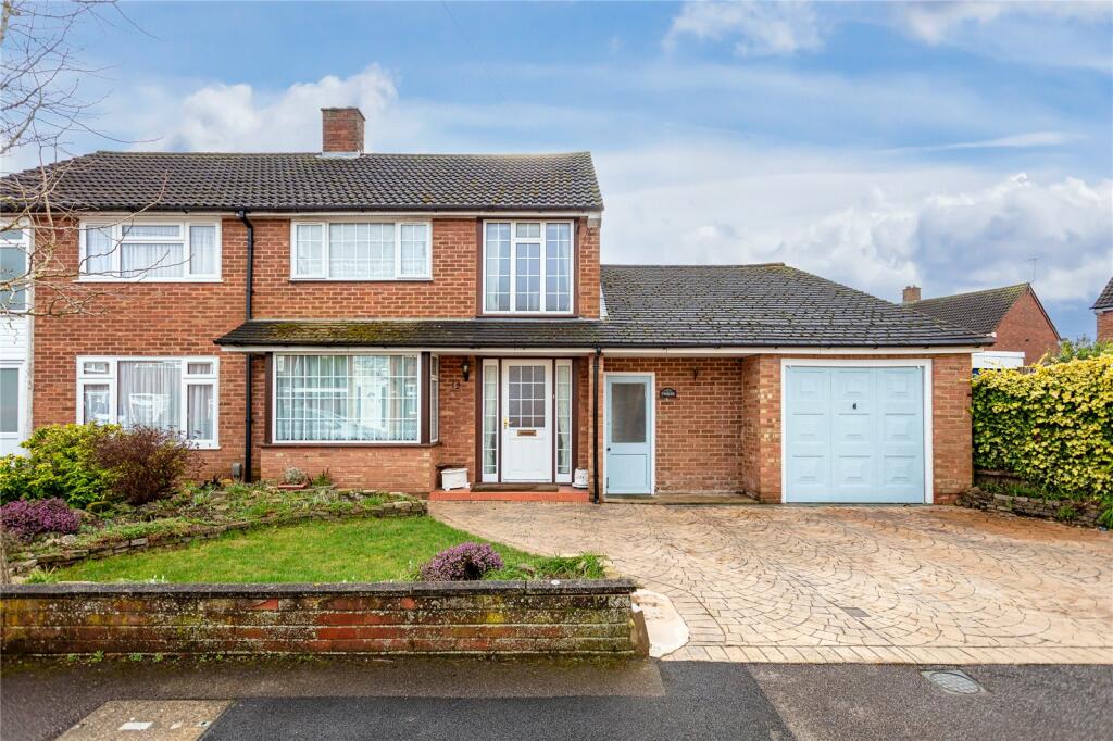 3 bedroom semidetached house for sale in Cheney Close, Toddington
