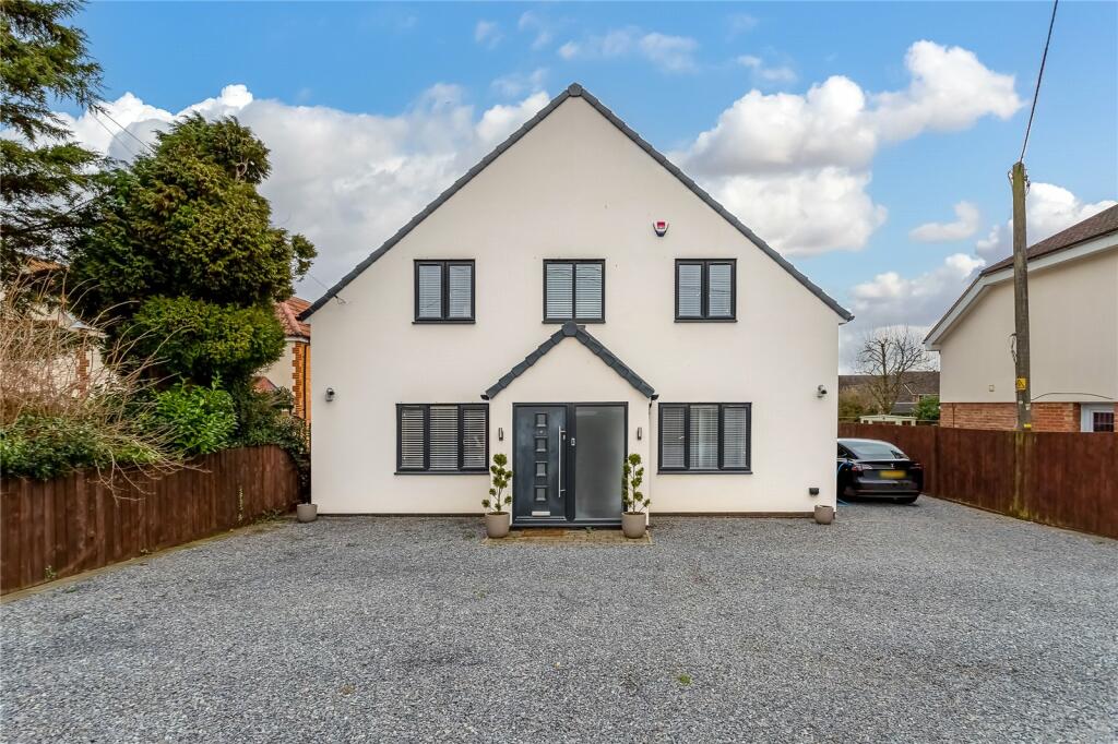 4 bedroom detached house for sale in Leighton Road, Toddington, Bedfordshire, LU5