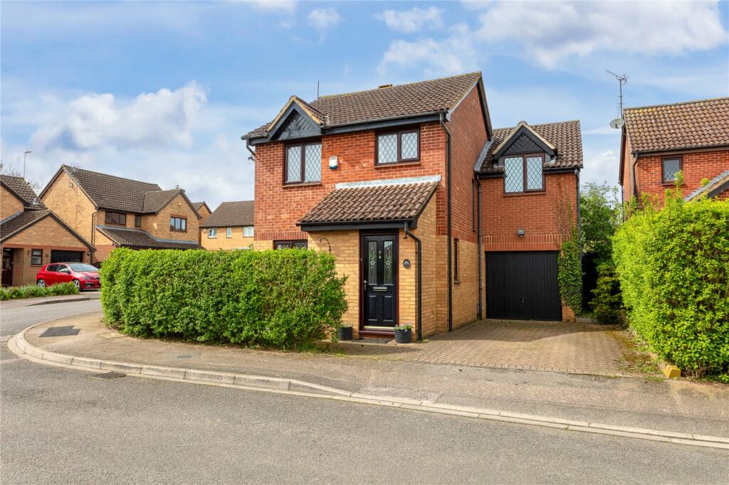 4 bedroom detached house for sale in Russell Road, Toddington