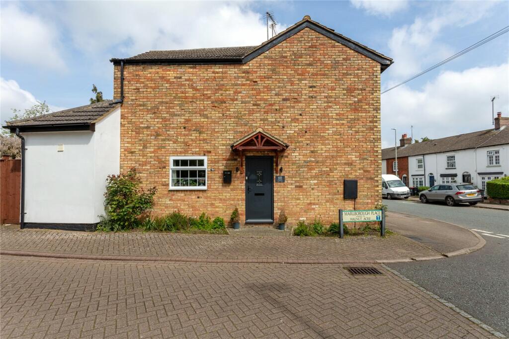 2 bedroom end of terrace house for sale in High Street, Toddington