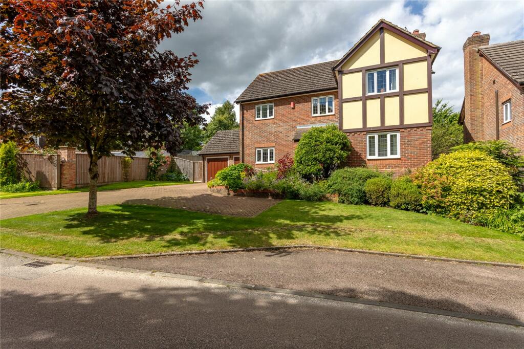 4 bedroom detached house for sale in Wentworth Gardens, Toddington