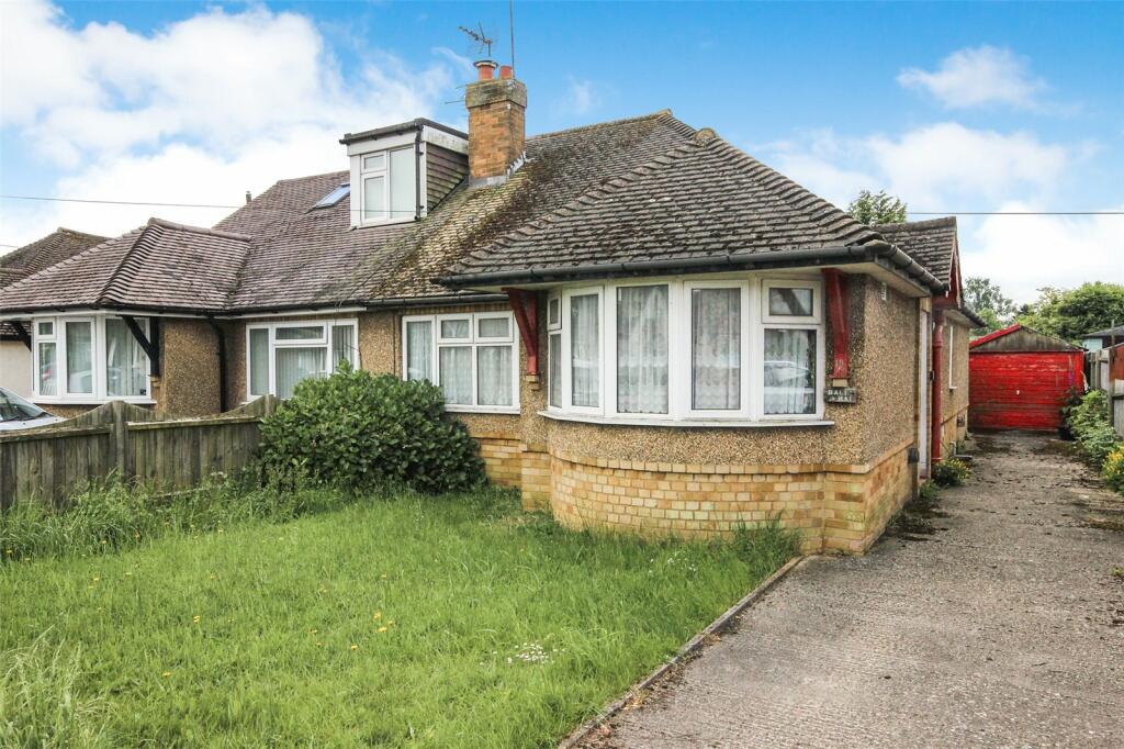 2 bedroom bungalow for sale in Grange Road, Toddington, Bedfordshire, LU5