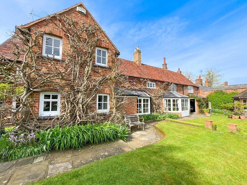 5 bedroom character property for sale in Aylesbury Road, Wing, LU7