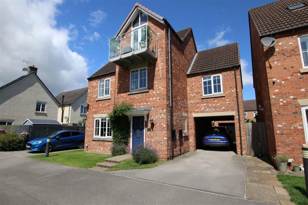 4 bedroom detached house for sale in Millcroft, Millhouse Green, S36