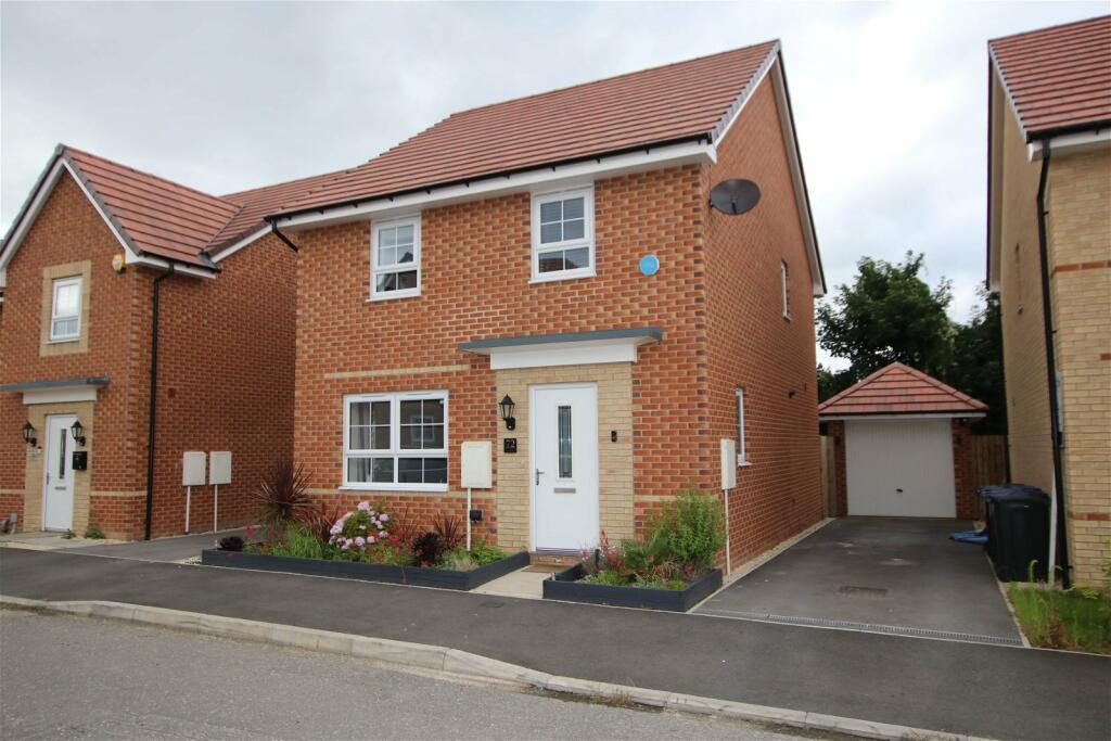 4 bedroom detached house for sale in Carrs Avenue, Cudworth, S72