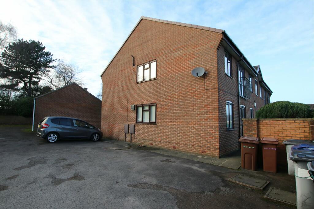 2 bedroom ground floor flat for sale in Midhope Way, Pogmoor, Barnsley, S75