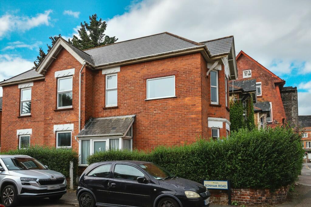 Main image of property: 6 DOUBLE BED Student House IN THE HEART OF WINTON