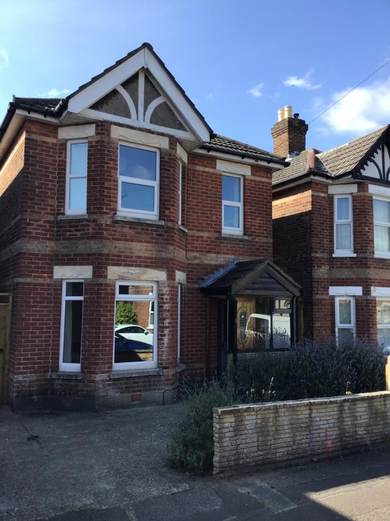 Main image of property: Prime 5 Double Bed Student House on Osborne Road