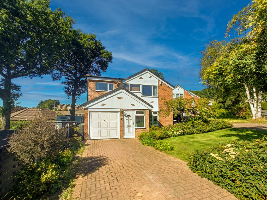 4 bedroom detached house for sale in Dale Park Close, Leeds, LS16