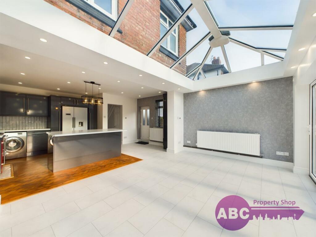 3 bedroom semidetached house for sale in Windsor Drive, Whitby