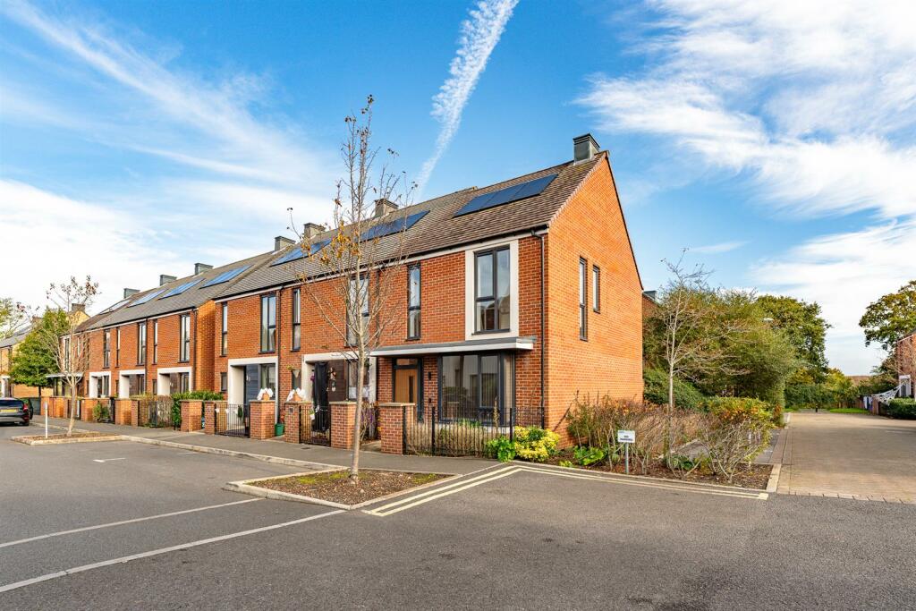 Additional property image - Hannah Drive, Locking - FANTASTIC FIRST HOME