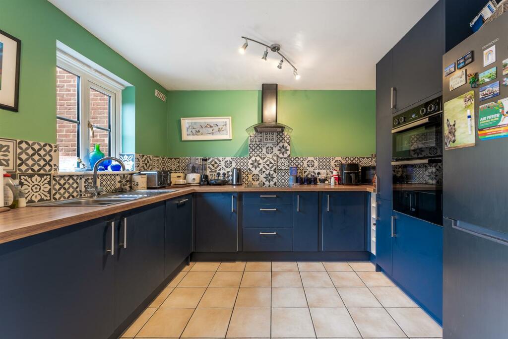 Additional property image - Merton Drive, Weston-Super-Mare - SPACIOUS TOWNHOUSE