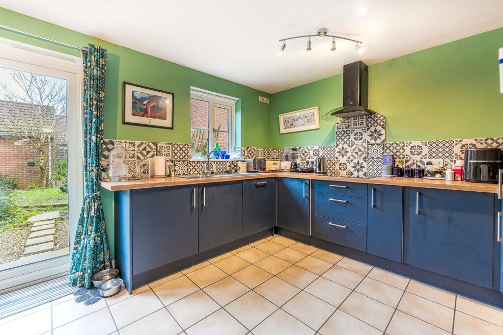 Additional property image - Merton Drive, Weston-Super-Mare - SPACIOUS TOWNHOUSE