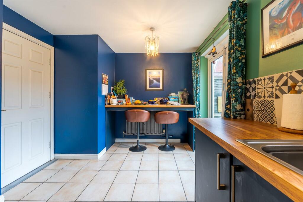 Additional property image - Merton Drive, Weston-Super-Mare - SPACIOUS TOWNHOUSE