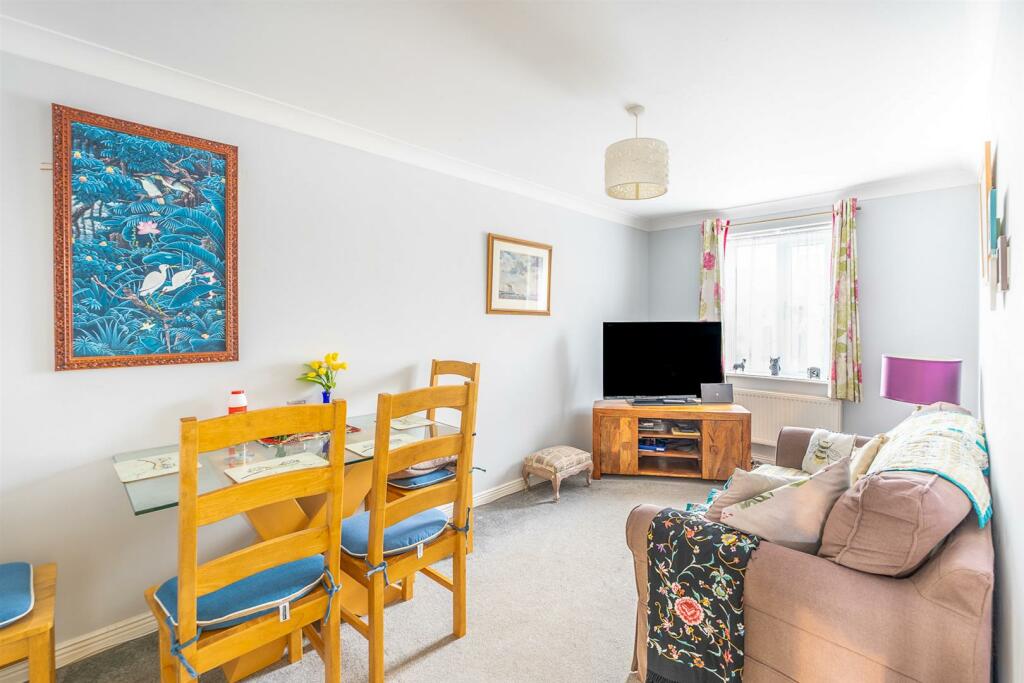 Additional property image - Merton Drive, Weston-Super-Mare - SPACIOUS TOWNHOUSE