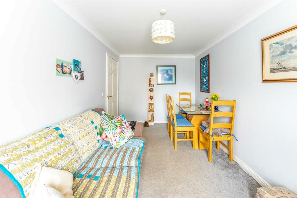 Additional property image - Merton Drive, Weston-Super-Mare - SPACIOUS TOWNHOUSE