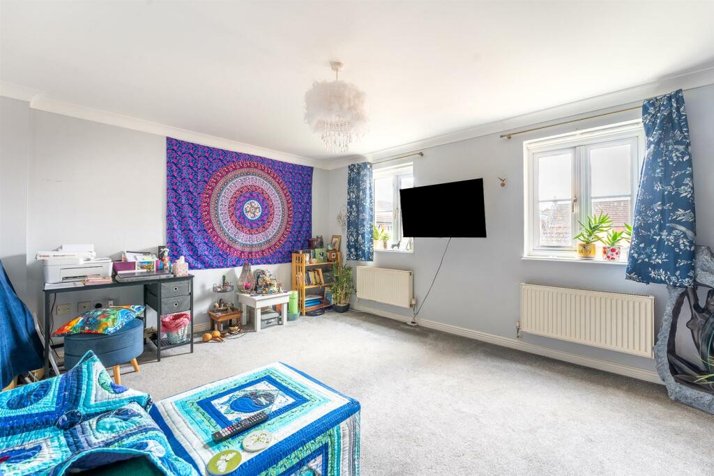 Additional property image - Merton Drive, Weston-Super-Mare - SPACIOUS TOWNHOUSE