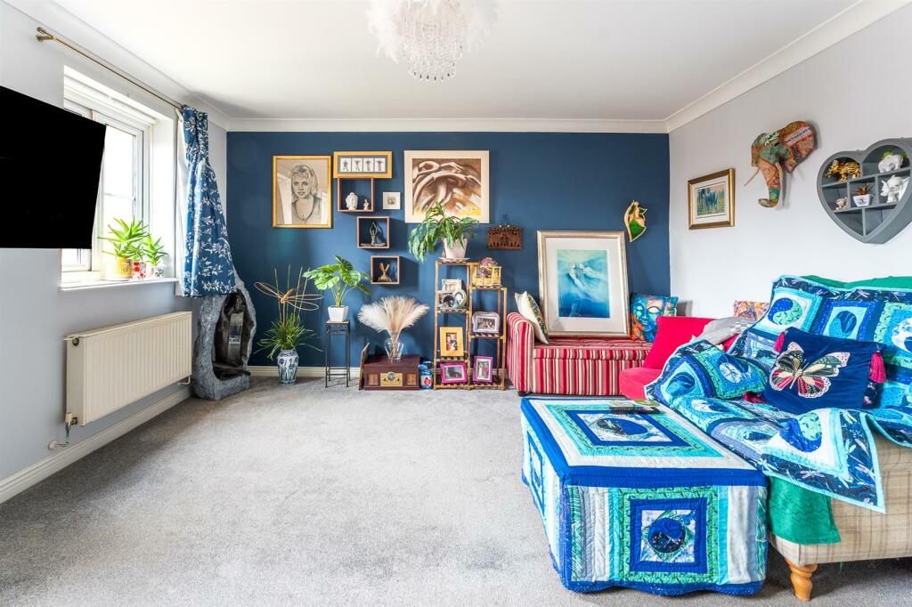 Additional property image - Merton Drive, Weston-Super-Mare - SPACIOUS TOWNHOUSE