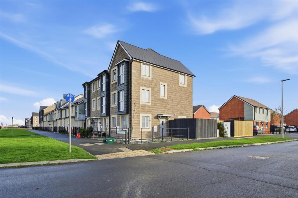 Main image of property: Nimbus Road, Weston-Super-Mare - SPACIOUS TOWNHOUSE