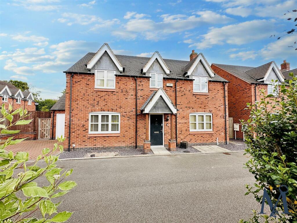 4 bedroom detached house for sale in Old Cow Sheds Drive, Heather
