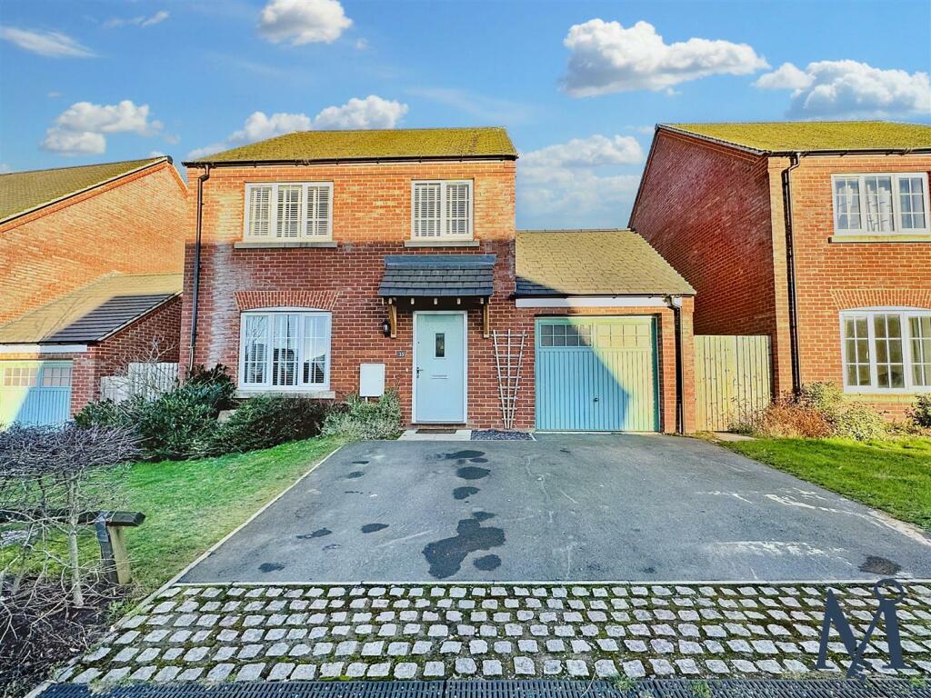 4 bedroom detached house for sale in Blackham Road, Hugglescote